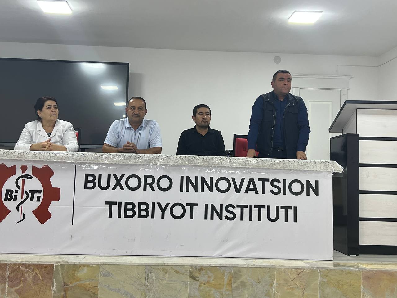 Buxoro innovatsion tibbiyot institutida “Jaholatga qarshi ma’rifat” mavzusida davra suhbati o'tkazildi.
