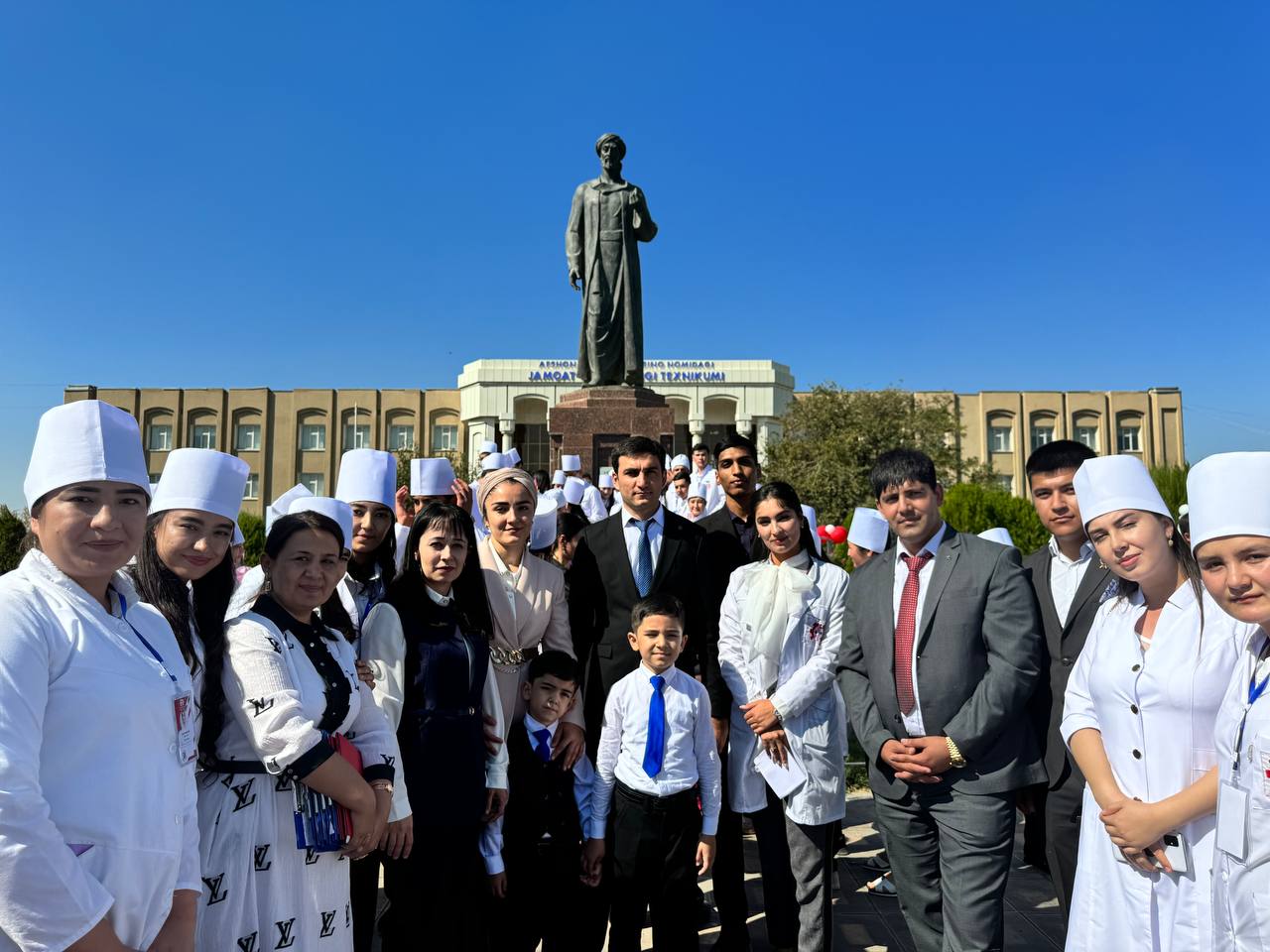 Buxoro innovatsion tibbiyot instituti 2023-2024 o’quv yilida qabul qilingan talabalarning “Gippokrat qasamyodi” tadbiri